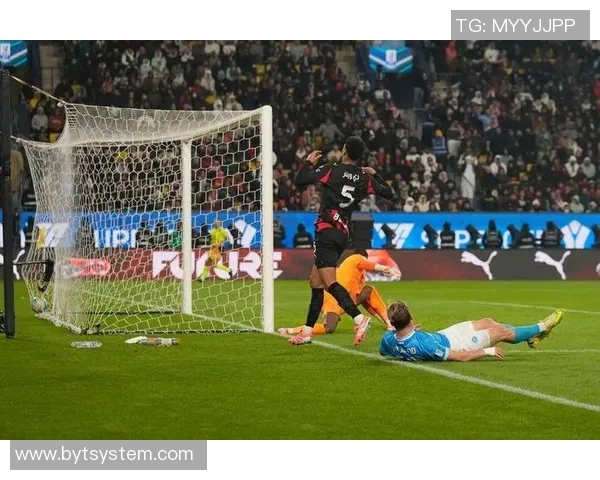 德甲焦点战：那不勒斯逆转AC米兰红牌事件引发全场热议