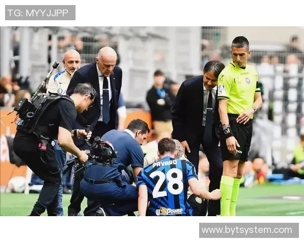 欧联杯经典对决AC米兰与国米激战成平争议判罚引发热议