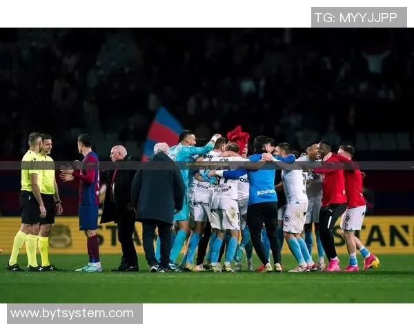 英超惊天冷门多特蒙德狂胜切尔西六比二乌龙球引发全场欢呼